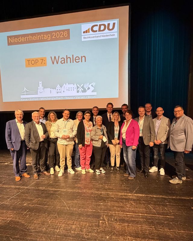 Gruppe von Politikern bei CDU-Niederheimstag 2023 mit Wahlkampfslogan „TOP 7 Wahlen“.
